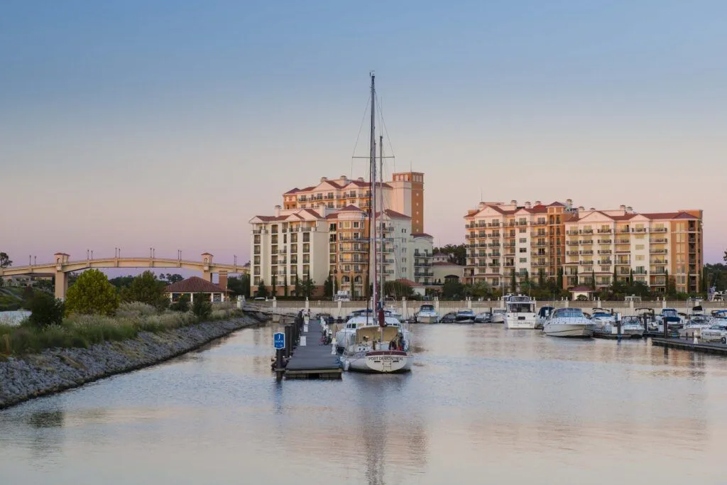 Exterior Marina Inn-Boats-Bridge-LStar credit-Hi-min