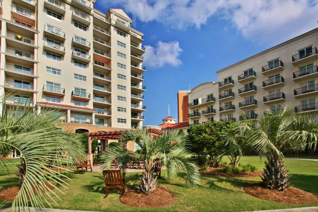 Exterior-Grande Lawn-Orbitz-Hi-min