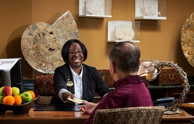 Lobby-CheckIn-Staff-Hi-min